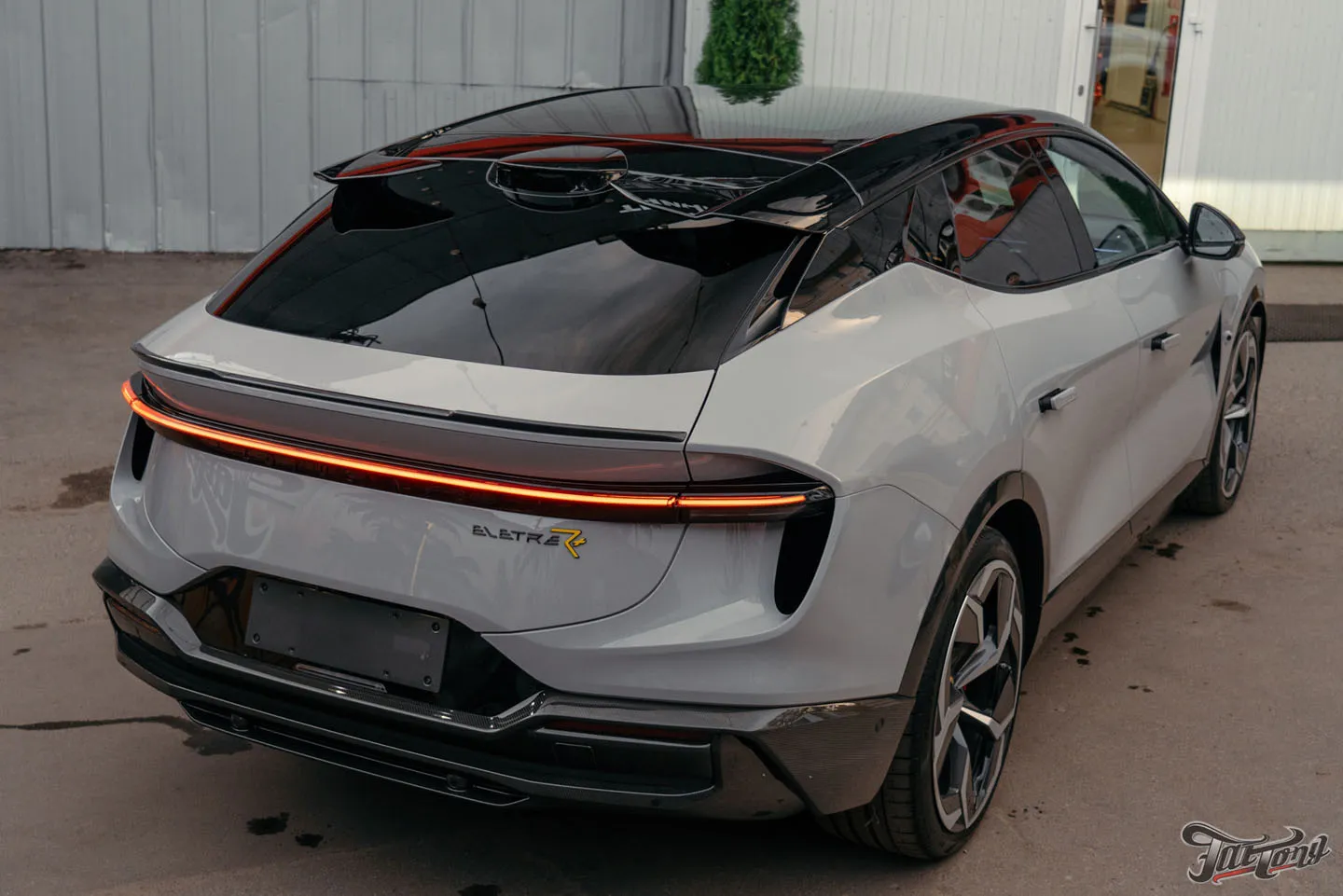 Обзор нового электрокроссовера Lotus Eletre R+, окрас бамперов и оклейка полиуретаном